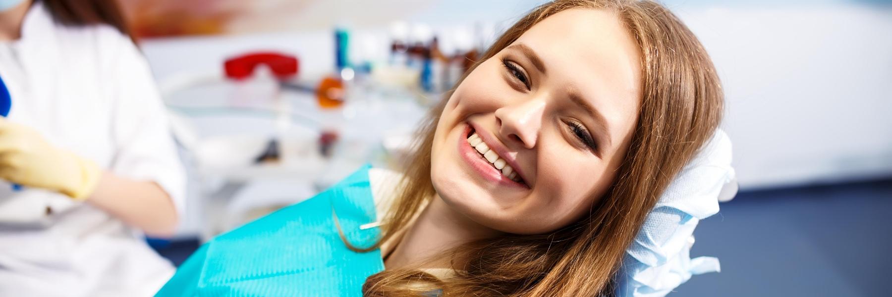 girl at the dentist for cracked tooth in saint paul